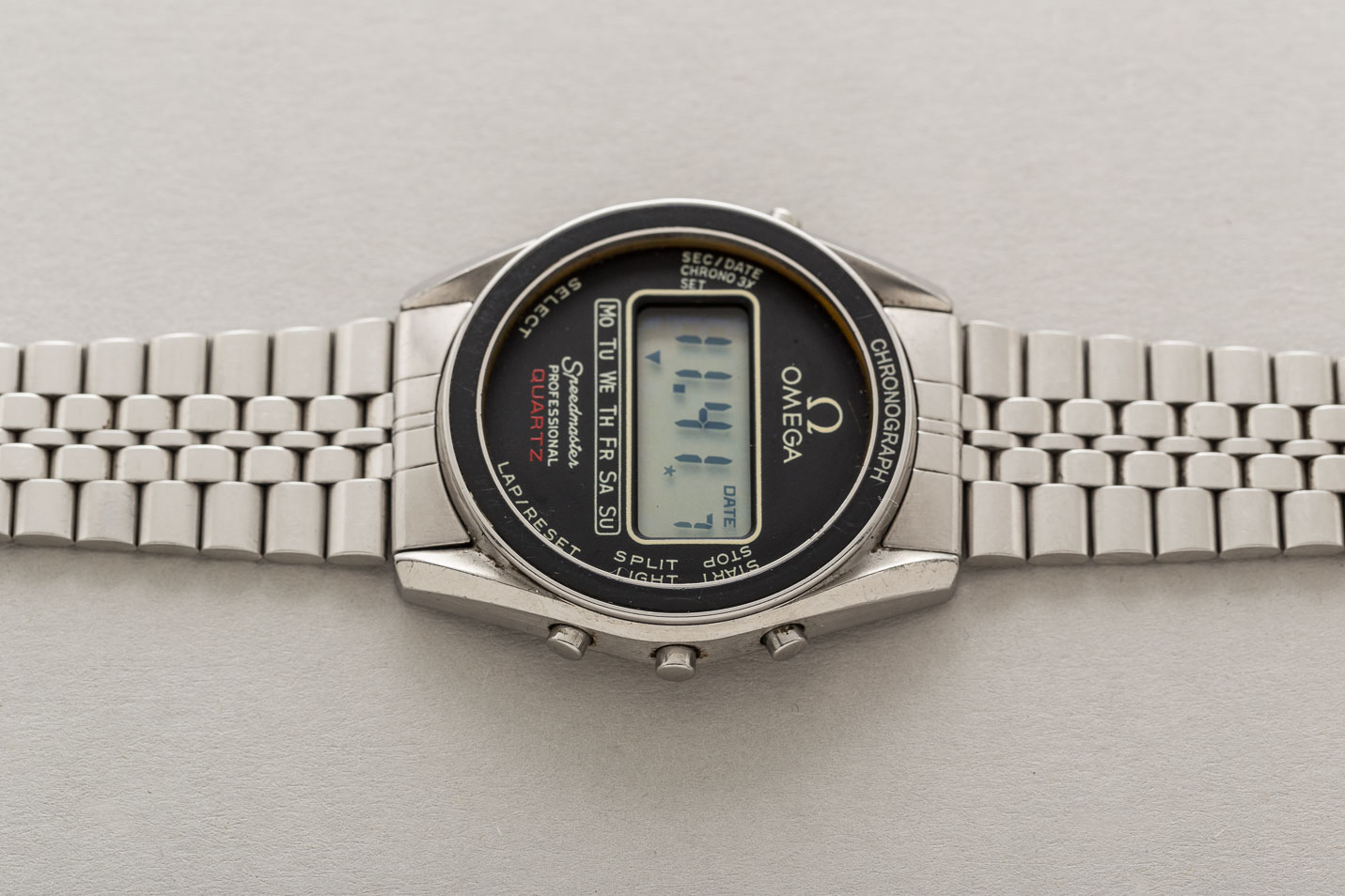 omega speedmaster quartz chronometer